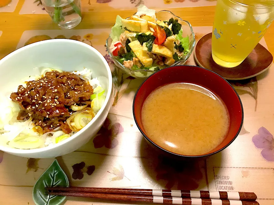 旨だれ牛カルビ焼肉丼、カリカリお揚げのツナサラダ、なめこのとろとろ汁|Emiko Kikuchiさん