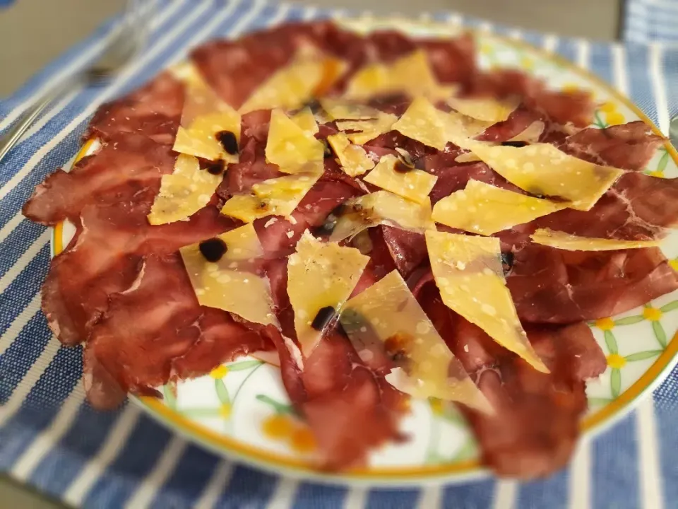 Snapdishの料理写真:Aired-cured beef (bresaola) with parmesan flakes|Ery_05さん