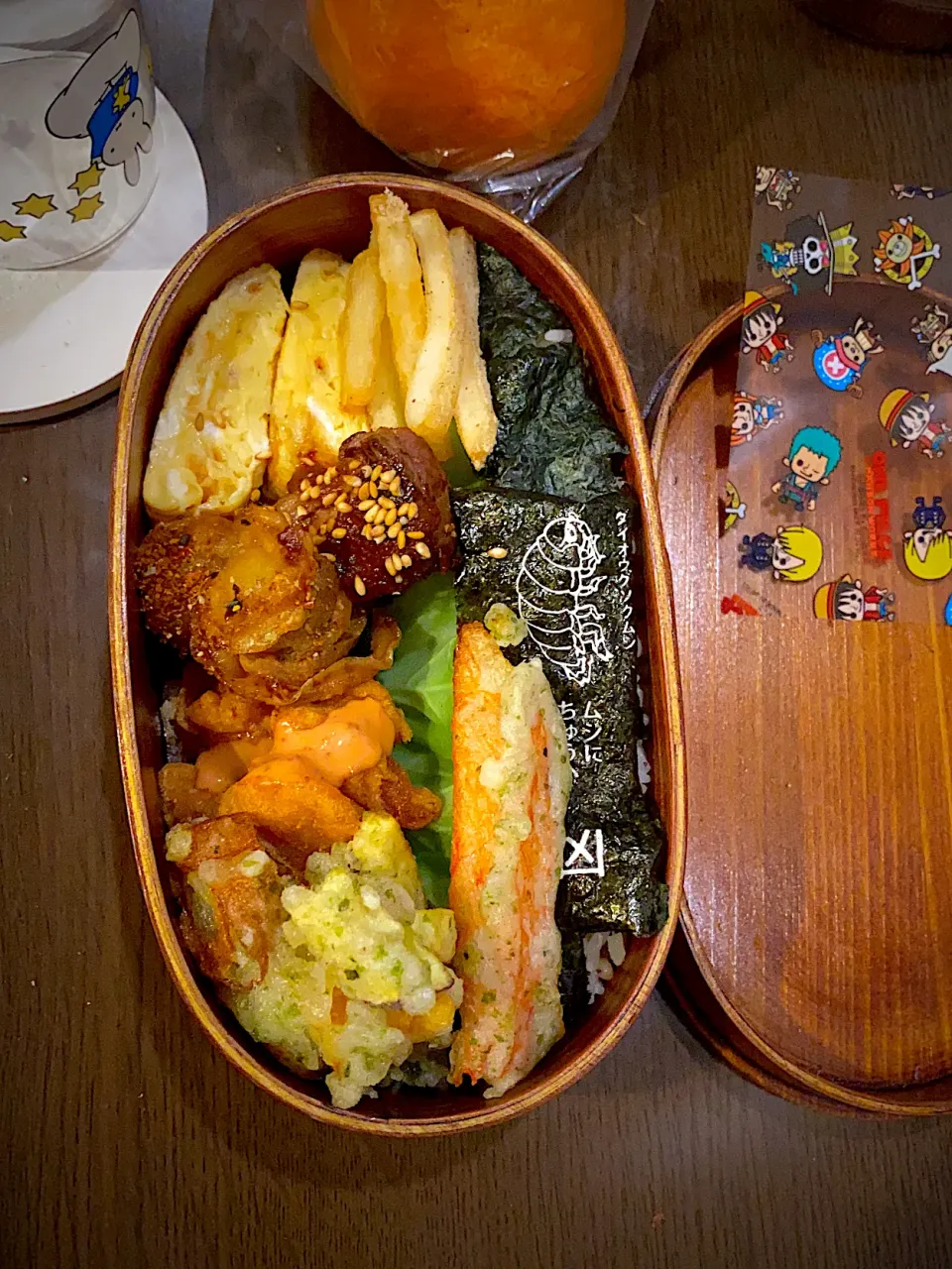 お弁当🍱　海苔弁　鰹ふりかけ　焼き海苔　干し海老の出し巻き卵　ラムステーキ　ガーリックペッパー　帆立ロースト　七味唐辛子　フライドチキン　オーロラ辛ソース　カニかまの磯辺揚げ　竹輪と薩摩芋の青海苔天ぷら　みかん　麦茶|ch＊K*∀o(^^*)♪さん