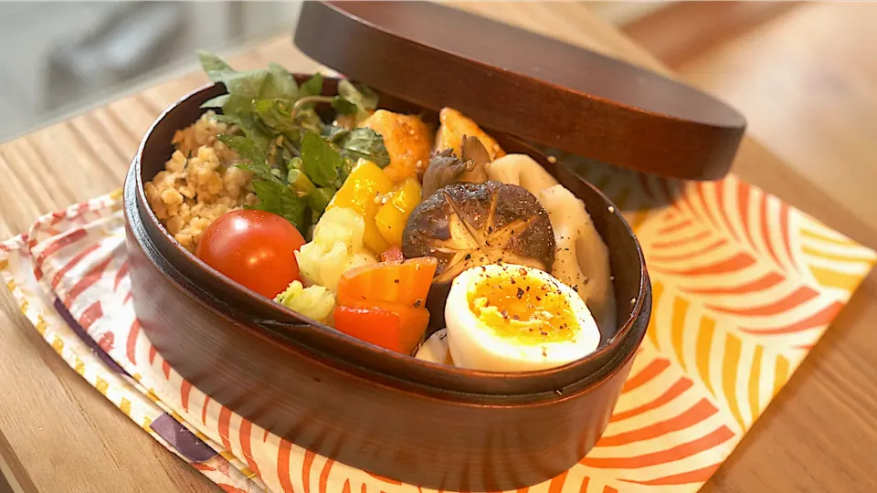 週末の食べ過ぎを挽回したい、キノコと蒸し野菜弁当。お野菜ぎゅうぎゅう|おまつさん