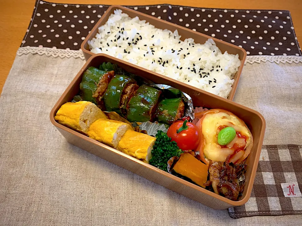 ピーマン肉詰め🫑卵焼き🥚ポテハムチーズ🧀🥔かぼちゃ煮🎃胡桃小魚佃煮✨🥦🍅🍚|あやこさん