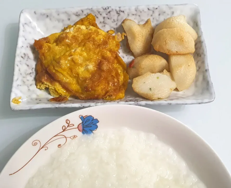 Snapdishの料理写真:Minced pork omelette + fried fish cakes + porridge  😋|🌷lynnlicious🌷さん