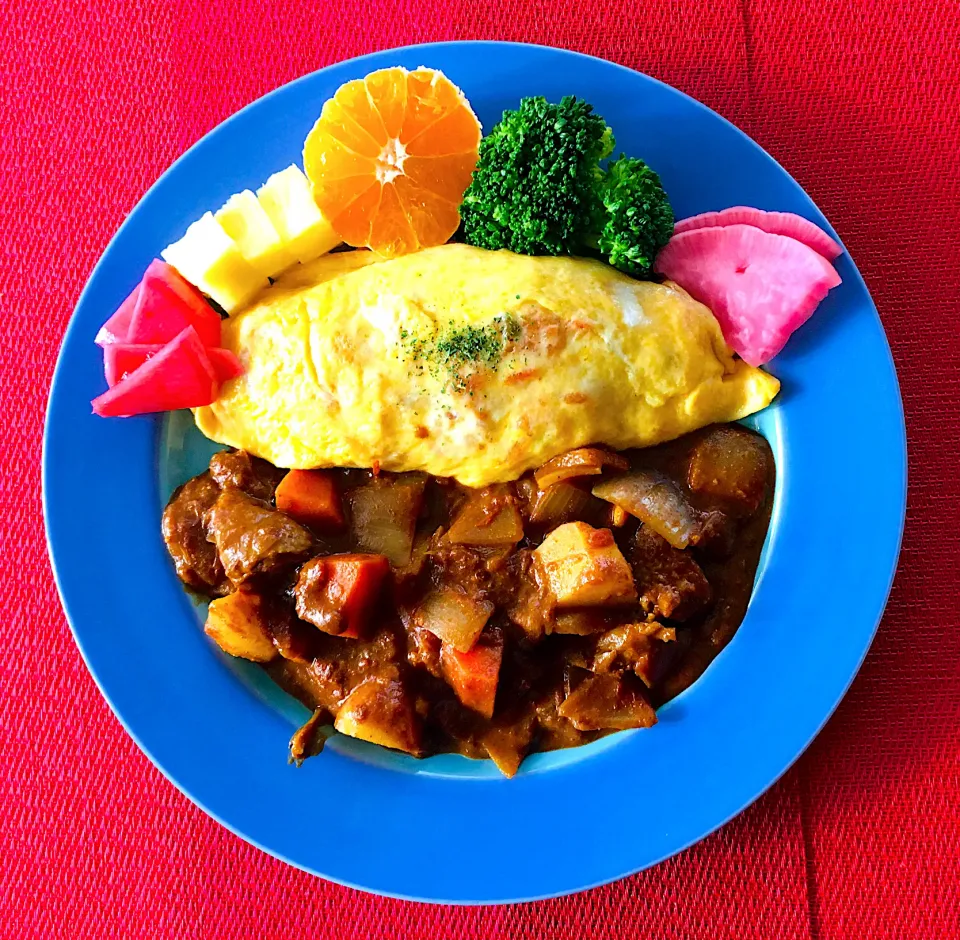 朝カレー生活114日目💪😃❤️チーズ入りオムライス&ゴロゴロ野菜のスパイスチキンカレー🍛おまけにピーナッツチョコ入り笑笑👍❤️旨い😋😋|HAMI69さん