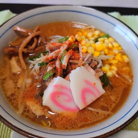 「にら」を使ってみたSnapdishの料理・レシピ写真:★今日のお昼ごはん★
🍜行列のできる店のラーメン(日清)
札幌　濃厚コク味噌