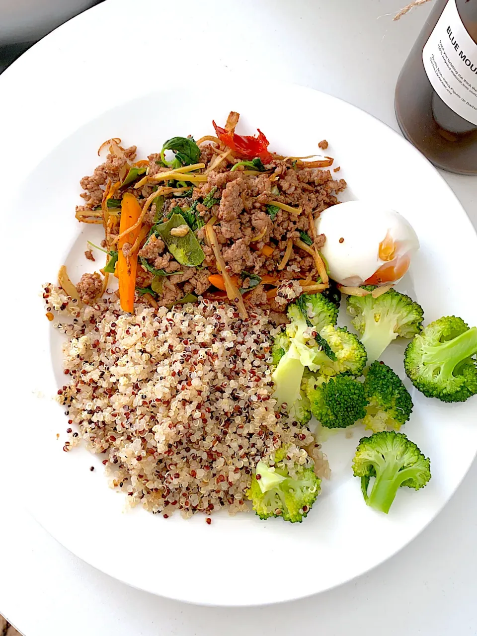 Spicy Stir-Fried minced Beef with herbs and broccoli + egg + quinoa sides 💜💚|Natchy🦋さん