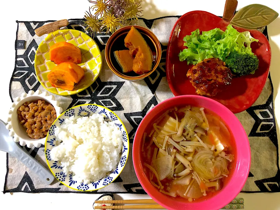 Snapdishの料理写真:豆腐の野菜ときのこあんかけ、ポークハンバーグ、かぼちゃの煮付け、納豆、柿|syamさん