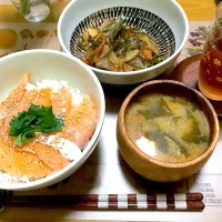 サーモン丼、刻み昆布と大根の煮物|Emiko Kikuchiさん