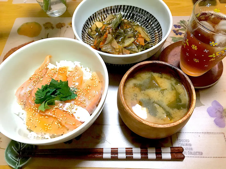 Snapdishの料理写真:サーモン丼、刻み昆布と大根の煮物|Emiko Kikuchiさん