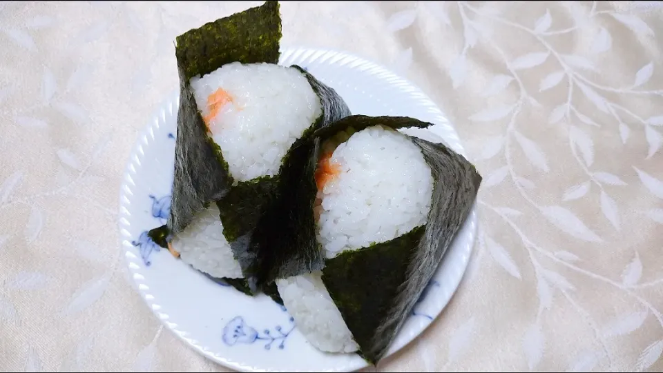 11/24の夜勤弁当
鮭のおにぎり、マヨ明太子のおにぎり🍙|卯月さん