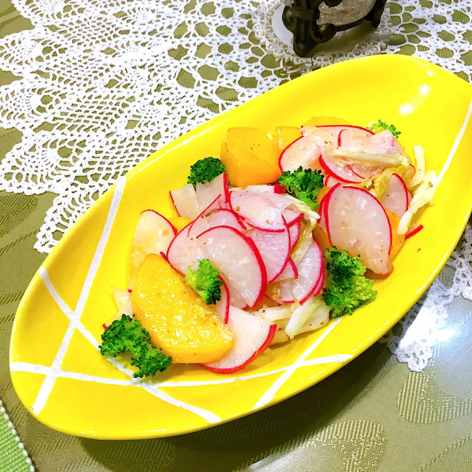 Snapdishの料理写真:柿と白菜と赤大根（レディーサラダ）のサラダ|monさんさん