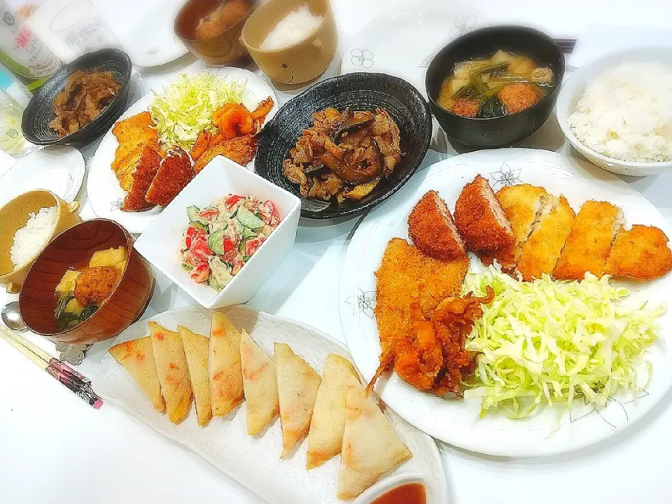 Snapdishの料理写真:夕食(*^^*)
揚げ物&キャベツ(タラフライ、ほうぼうフライ、エビカツ、イカ唐)
豚肉とエリンギとナス炒め
ねり海老天
トマトときゅうりとツナマヨあえ
お味噌汁(揚げ肉団子、小松菜、油揚げ)|プリン☆さん