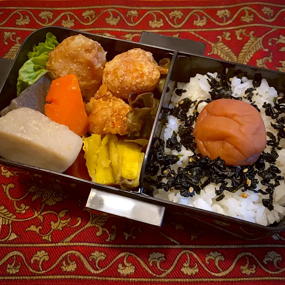 鶏の唐揚げと、里芋の煮物と、芋の天ぷらと、紫蘇入りワカメご飯弁当|もえさん