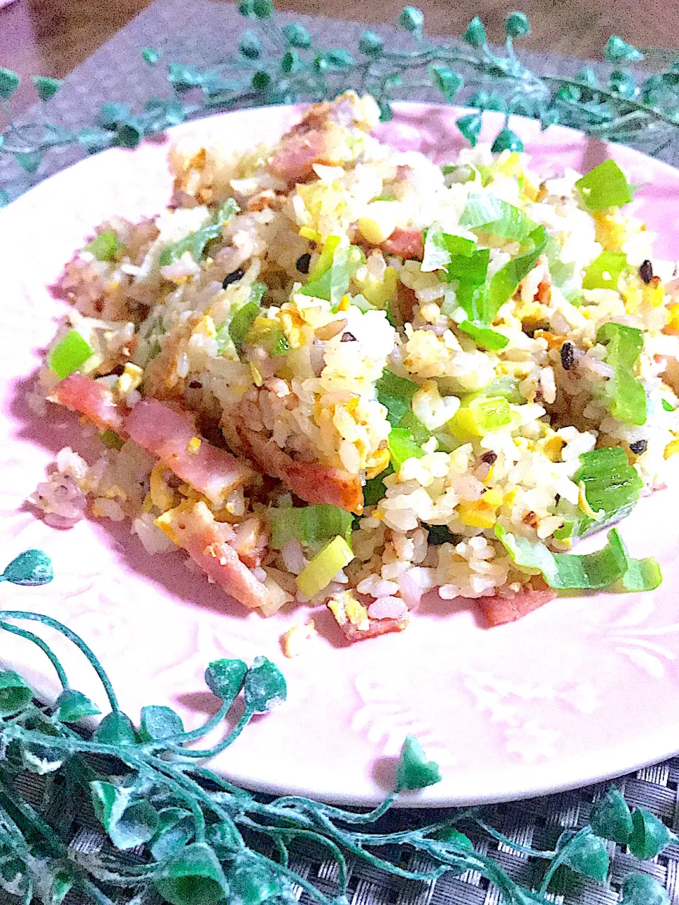 冷蔵庫のお片付け‼️シンプル炒飯、ネギとベーコンの塩胡椒炒飯💕💕|🌺🌺Foodie🌺🌺さん