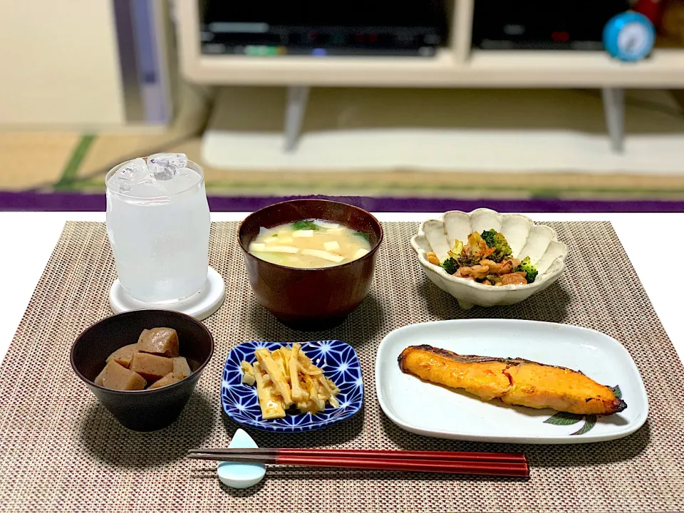 ばんごはん。鮭味噌漬け（割れた💧）、筍煮、こんにゃく煮物、鶏肉とブロッコリーのオイスターソース炒め、お味噌汁。|yukiさん