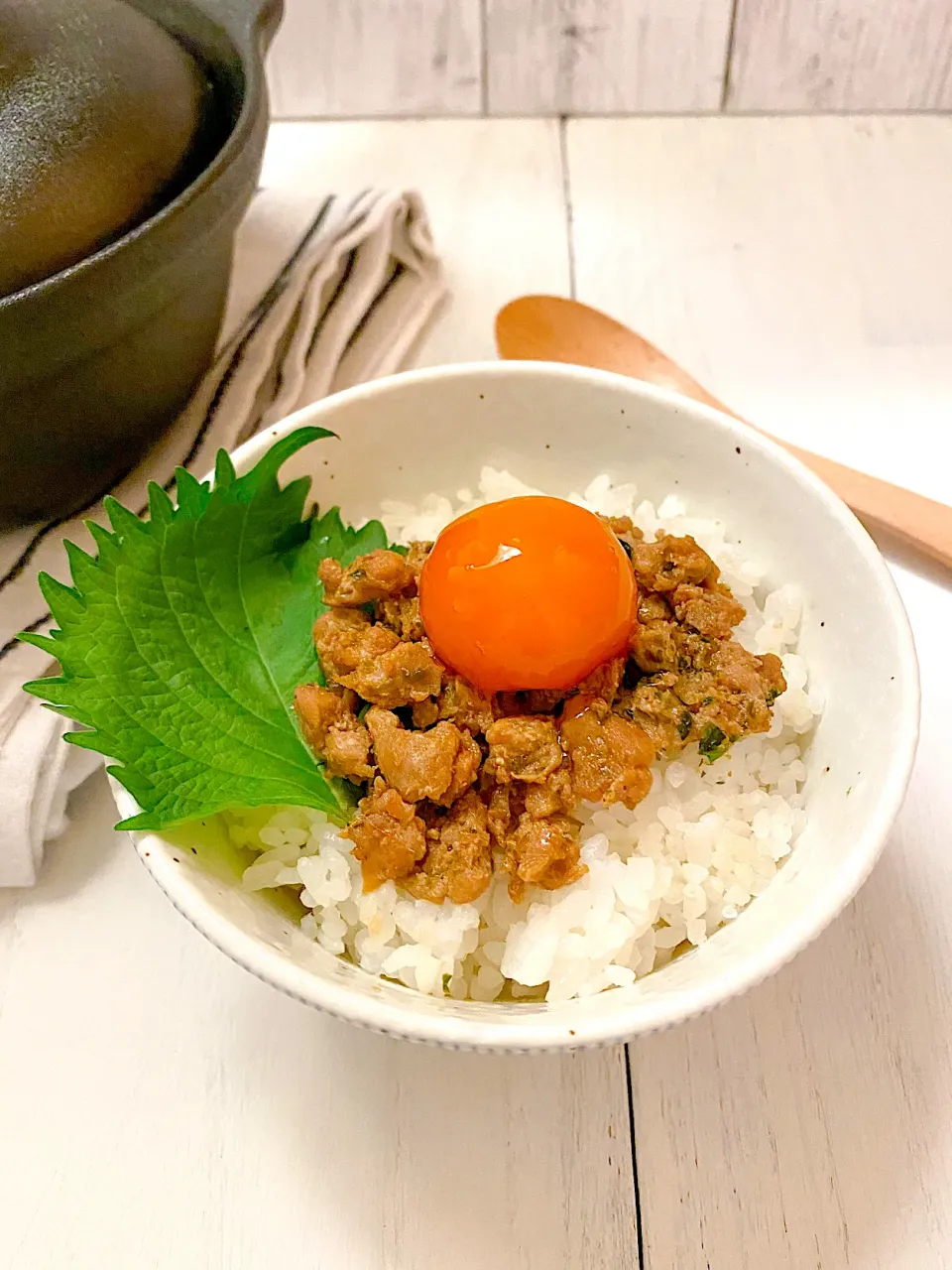 Snapdishの料理写真:マグロのたたきの佃煮風フレーク丼〜卵黄醤油漬けのせ〜|ぶりてりあさん