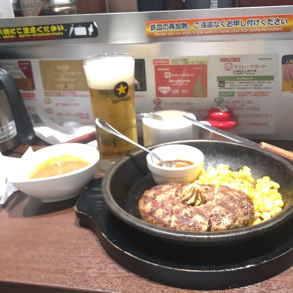 ワイルドハンバーグ200g ライス、サラダ抜き　トッピングカレー追加　ビール　同着　＃いきなりステーキ小杉店|Hajime Sakaiさん