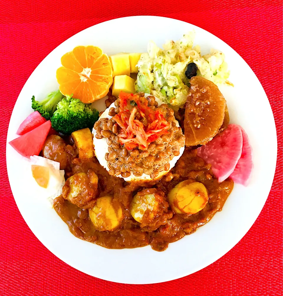 朝カレー生活115日目💪❤️帆立スパイスカレー🍛ライスの上にキムチ納豆😋トッピングは大根人参酢漬け🥕赤かぶ酢漬け😋茹でブロッコリー、みかん🍊パイナップル🍍キャベツ天ぷら、大根しみしみ煮付け、大根ぶどう漬け🍇グッドでした😋💪❤️|HAMI69さん