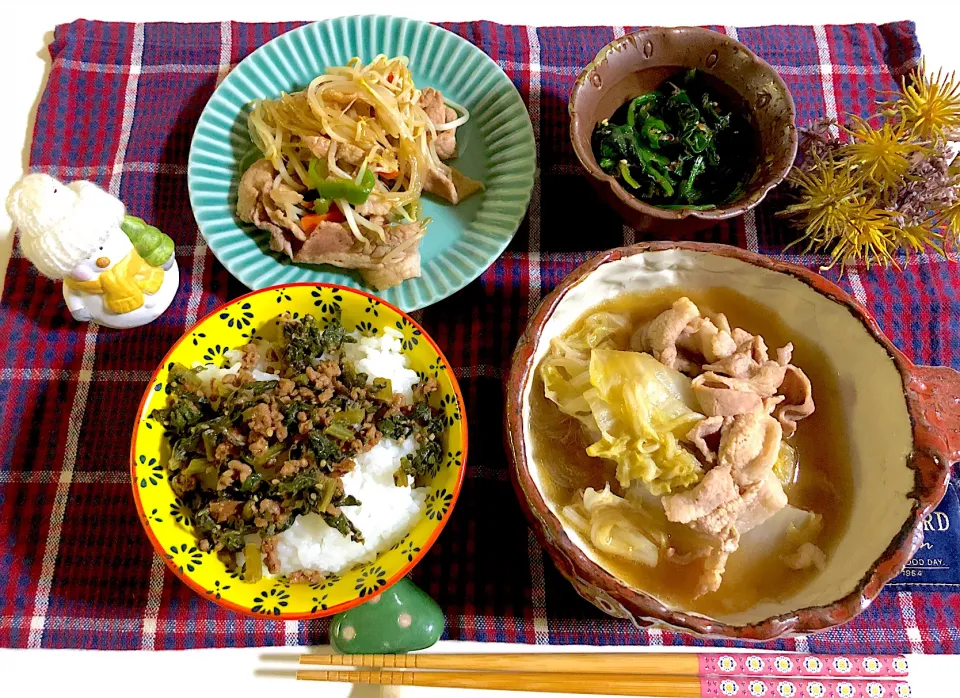 白菜と春雨と豚肉のトロトロ煮、ほうれん草の胡麻和え、豚肉ともやしとピーマンとにんじんのタレ炒め、大根葉のふりかけごはん|syamさん