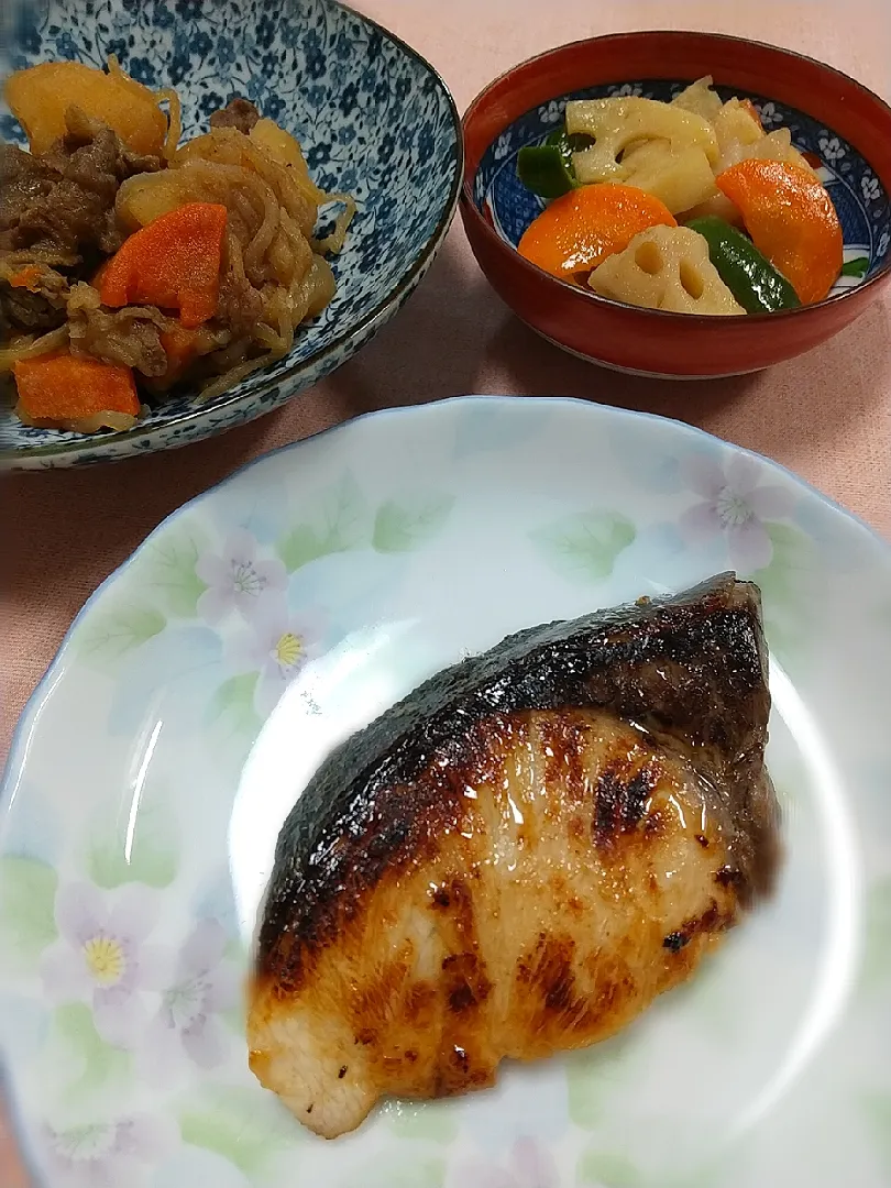 ☆今日の晩ご飯☆　鰤の塩麹焼き　肉じゃが　れんこんきんびら|hamamaさん