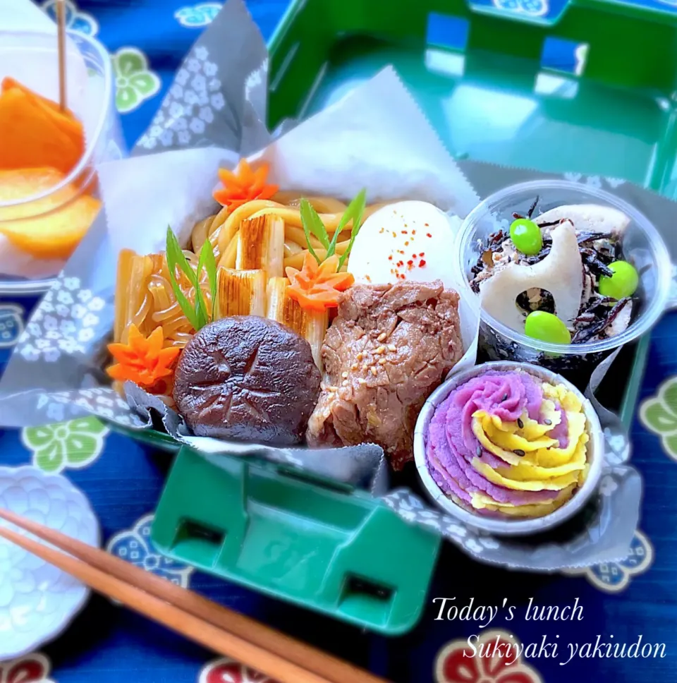 Snapdishの料理写真:すき焼き焼うどんポーチドエッグのせ🥚れんこんとひじきのサラダ🥗スイートポテト🍠弁当🍱|Naoさん