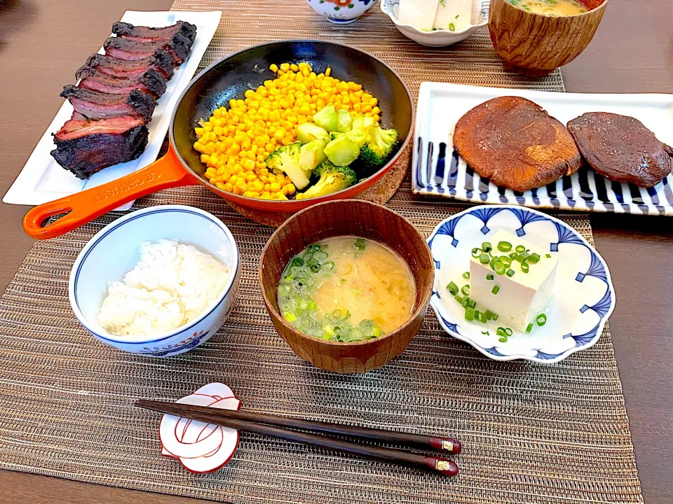 Snapdishの料理写真:炭火焼き骨つき肉　バターコーン　椎茸ステーキ　お味噌汁　冷奴|NAKATAさん