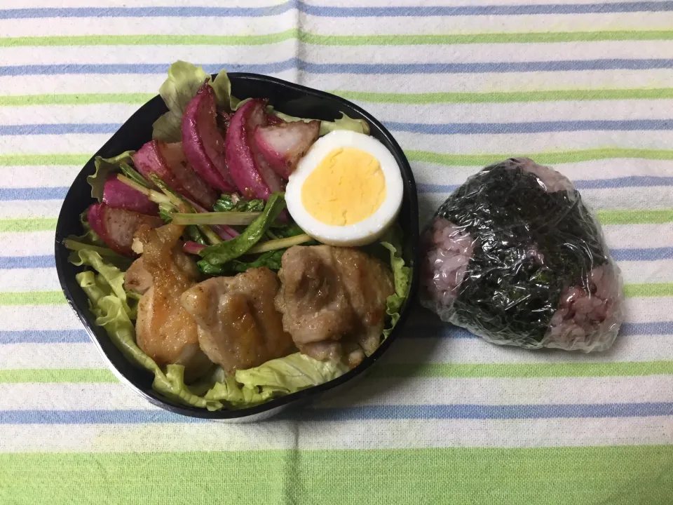 Snapdishの料理写真:鶏と赤カブの柚子胡椒炒め、ゆで卵、昆布おにぎり|jackybeanさん