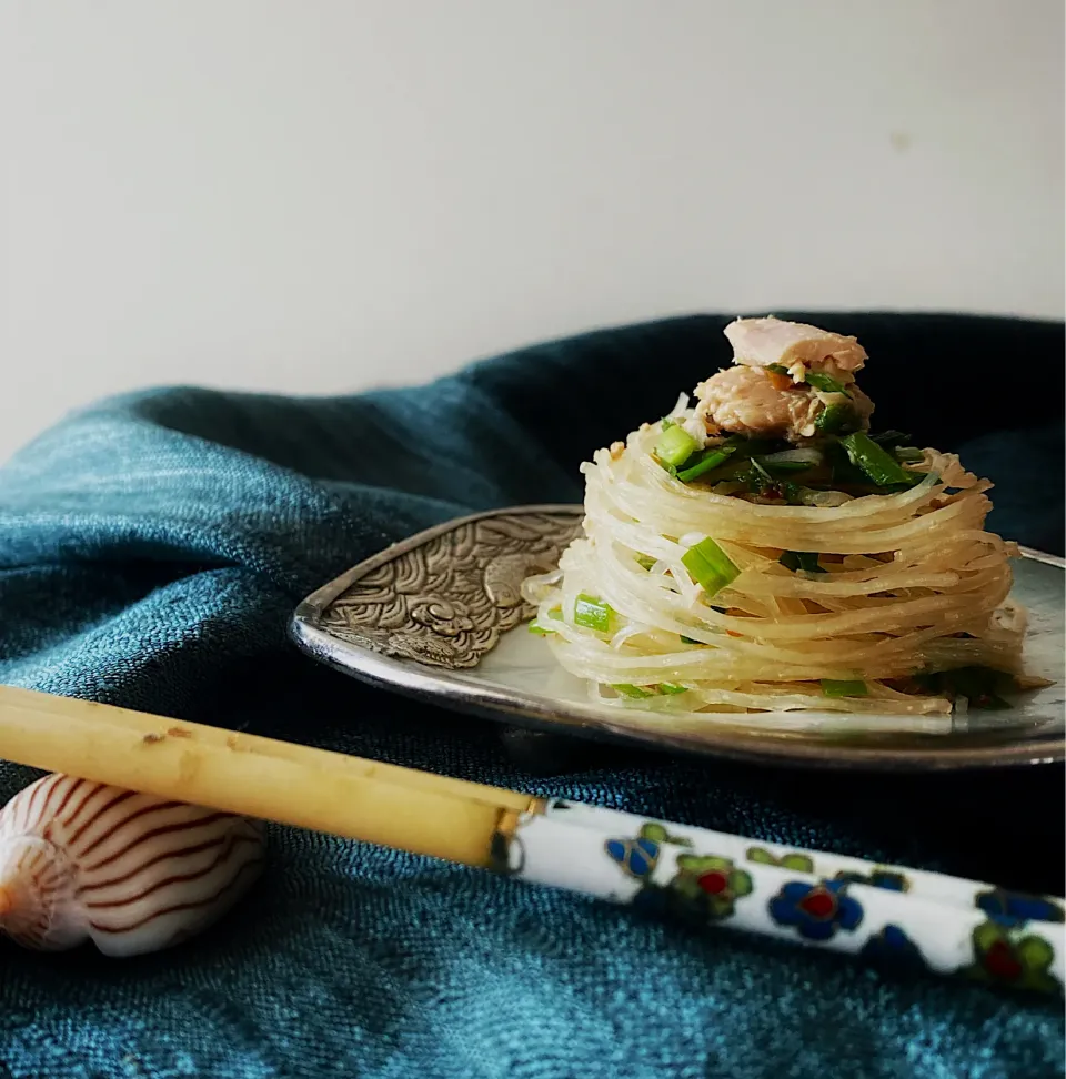 Snapdishの料理写真:食べるラー油で和えるツナの春雨サラダ|sophia.kamさん