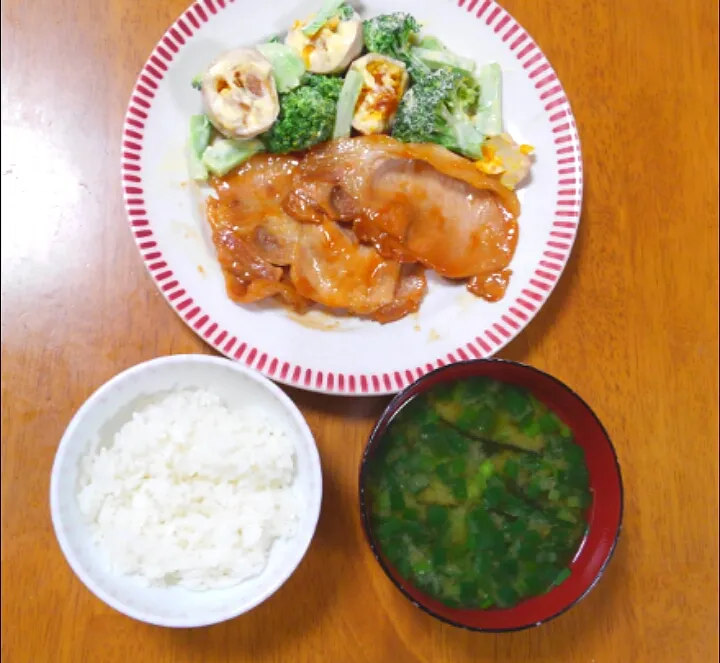 １１月２０日　豚の照り焼き　ブロッコリーと半熟卵のサラダ　にらのお味噌汁|いもこ。さん