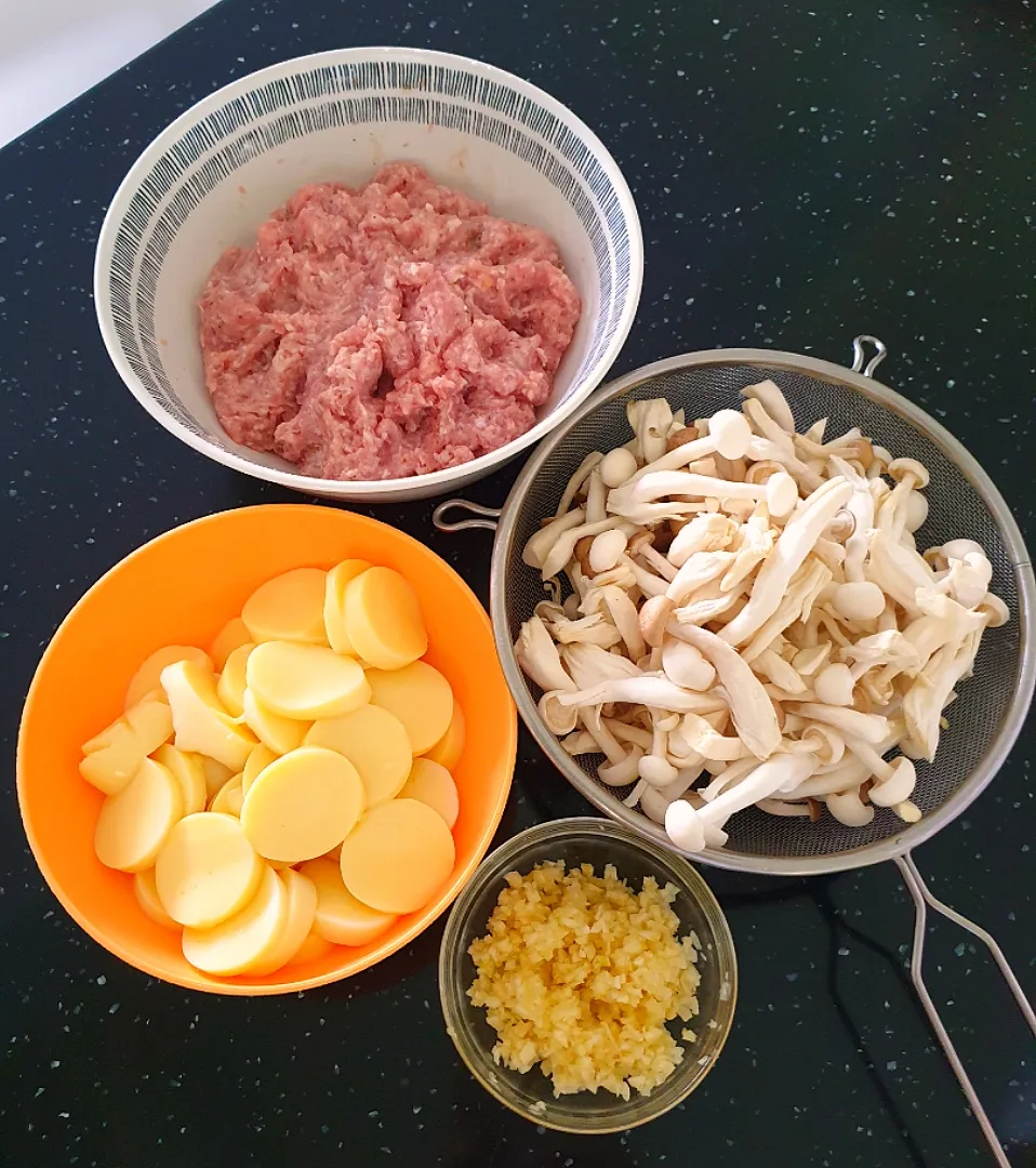 Snapdishの料理写真:envymaqueen's dish Tofu Minced Pork w/ Shimeji|envymaqueenさん