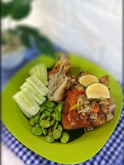 Snapdishの料理写真:ayam goreng sambal matah|karlya_nanaさん