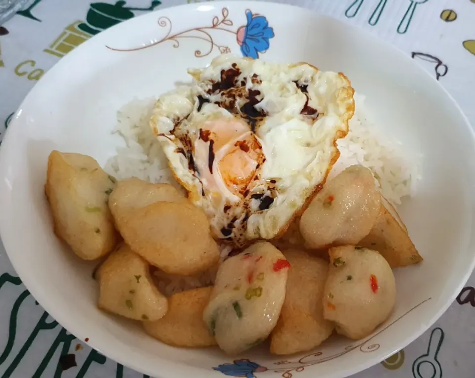 Thursday simple rice lunch 
Fried egg + Fish cakes 😍😚👍|🌷lynnlicious🌷さん