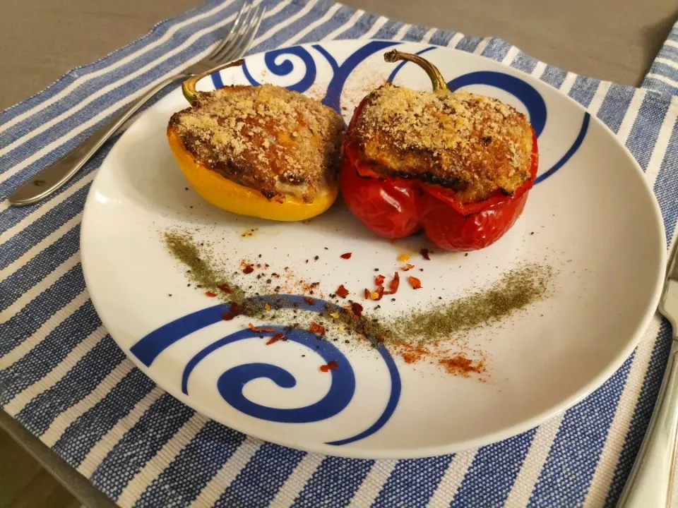 Snapdishの料理写真:Oven cooked stuffed peppers (ピーマン  詰め物入りの)|Ery_05さん