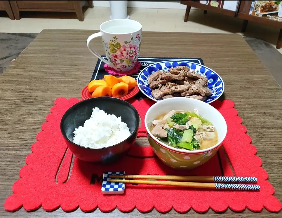 Snapdishの料理写真:モツ煮と焼き肉夕飯♪|えっこさん