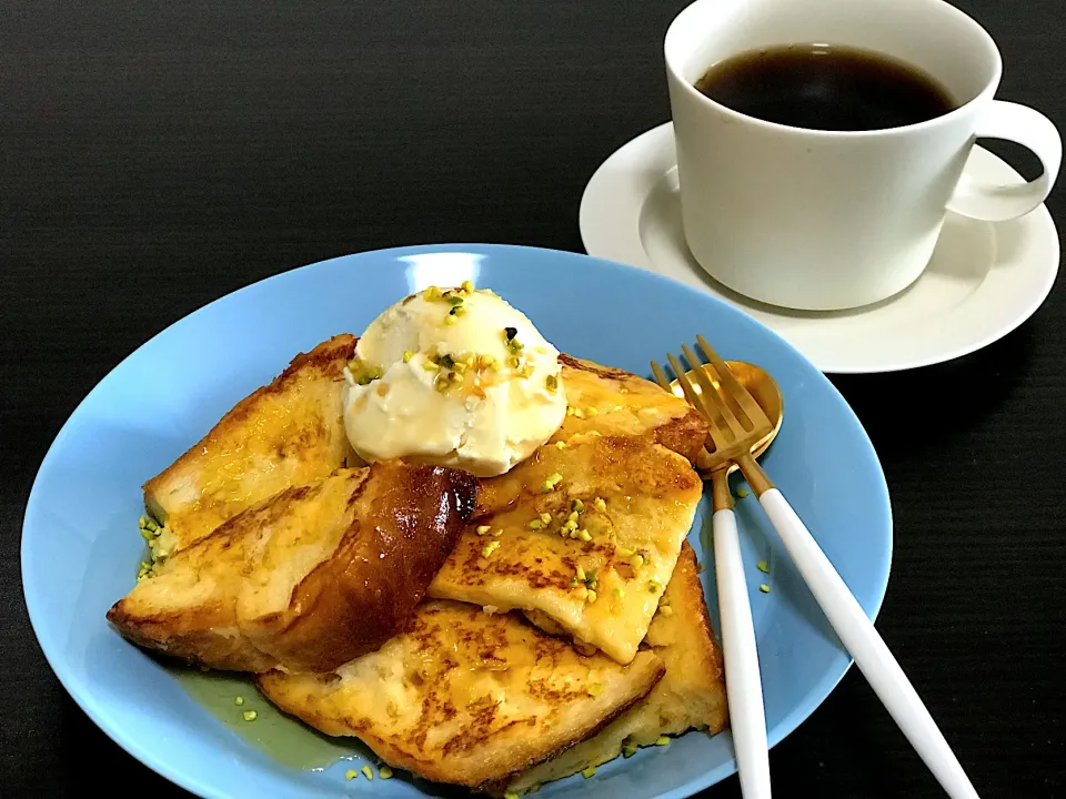 Snapdishの料理写真:フレンチトーストバニラアイス添え🍨🍞💕|てんのすけさん