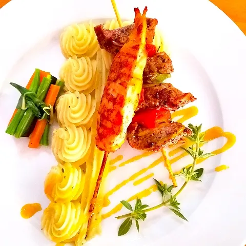 chicken and beef kebabs presented with a potato mash|Chef Keziusさん