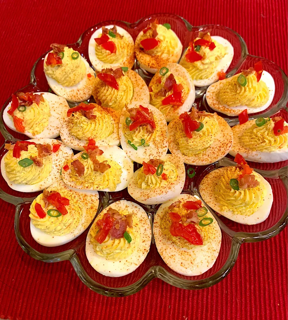 Easy Me to Deviled Eggs with Bacon 🥓|Alma's Home Kitchenさん