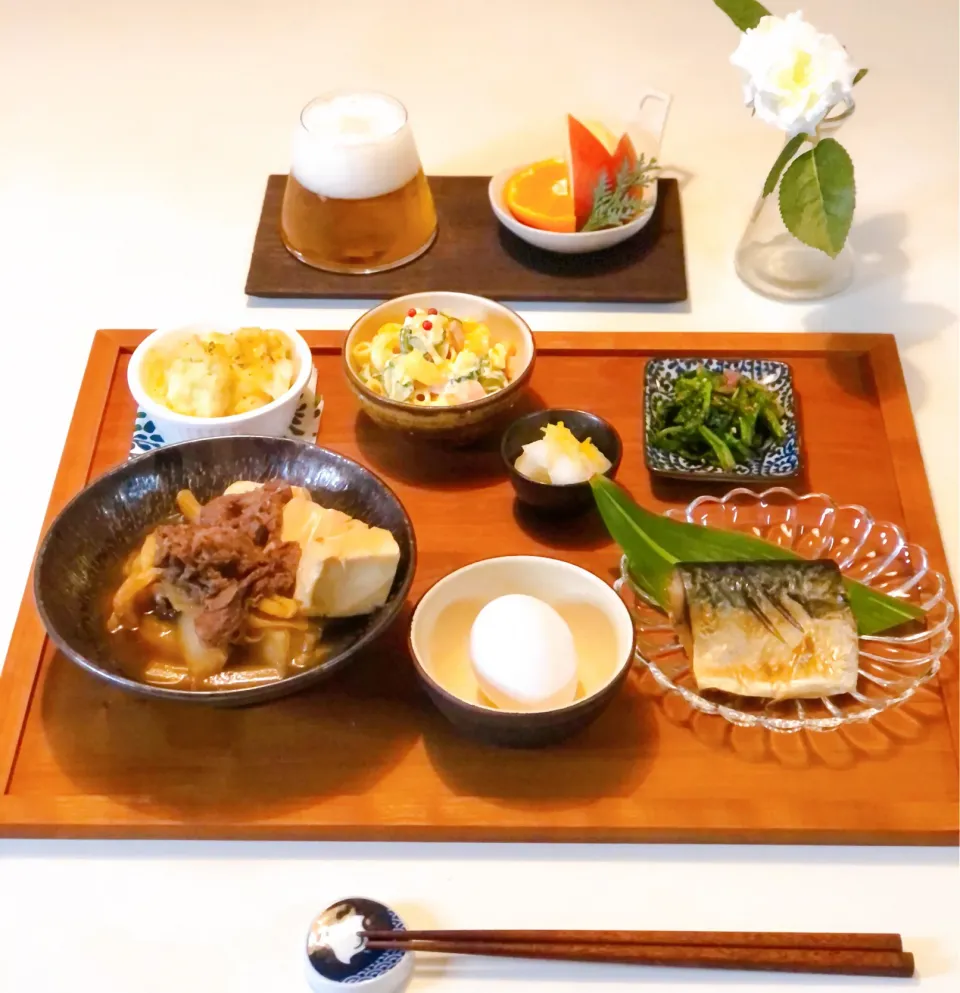 すき焼き　鯖の塩焼き　カリフラワーのカレーチーズ焼き　マカロニサラダ　ほうれん草胡麻和え🍺😊|あっこさん