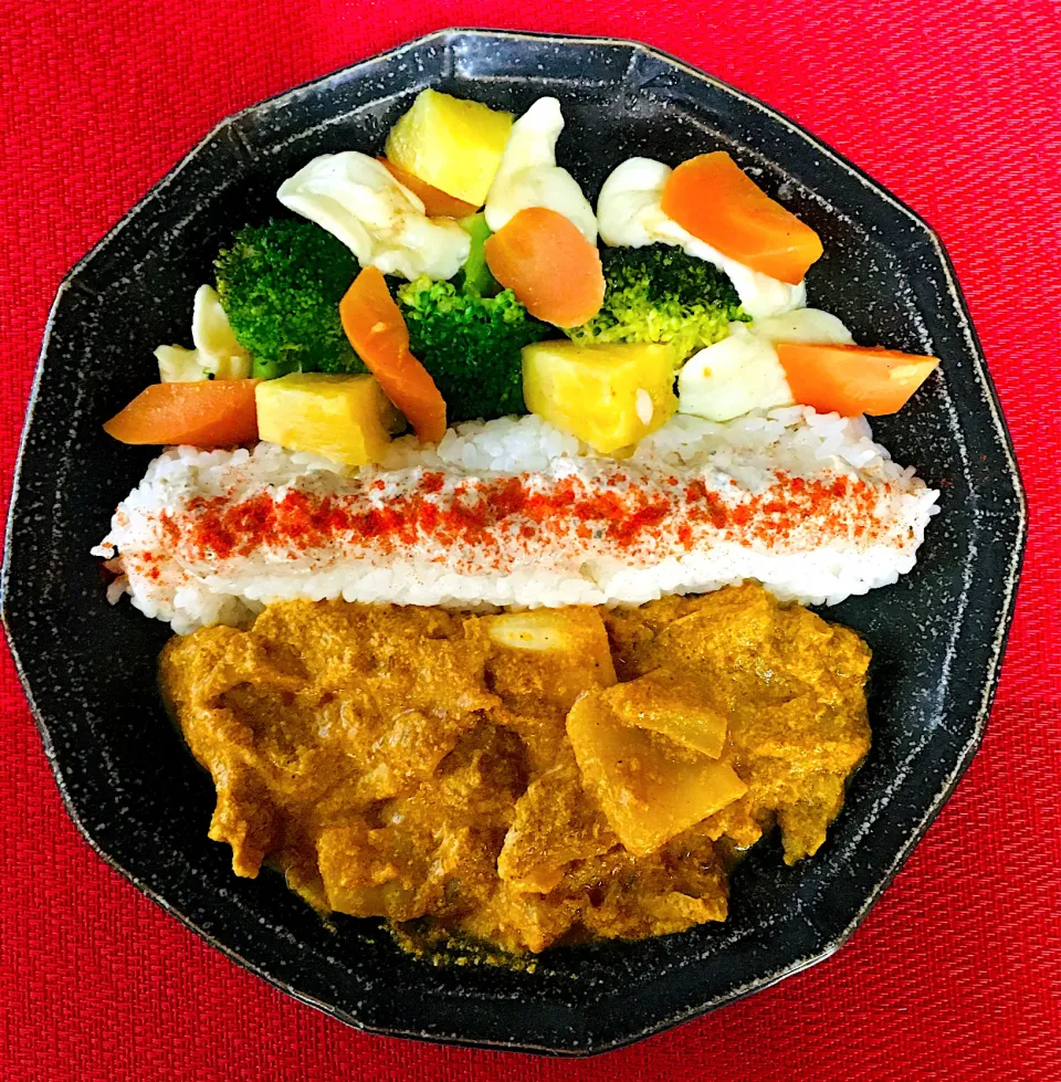 朝カレー117日目💪😃今日のカレーは豚肉と白菜、豆乳のマイルドスパイスカレー🍛ライスの上にはサヴァ缶ブラックペッパー味とマヨネーズでサヴァマヨ😋美味い❤️モッツァレラチーズとブロッコリー人参🥕パイナップル🍍のレモン🍋ソテー美味い😋❤️|HAMI69さん