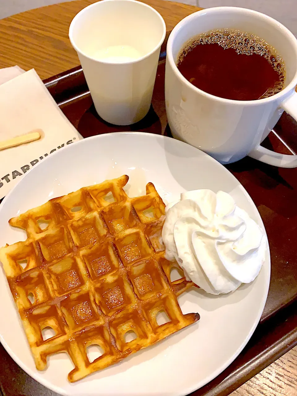 Snapdishの料理写真:スターバックスコーヒーのワッフルホイップのせ蜂蜜がけ❤️|たんたんさん