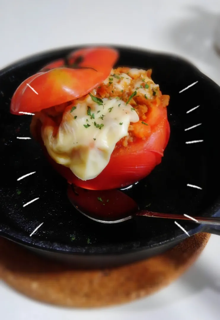 めぐぐさんの料理 トマトカップ🍅のスパイシーミートチーズ焼き.｡.:*･゜|みったんさん