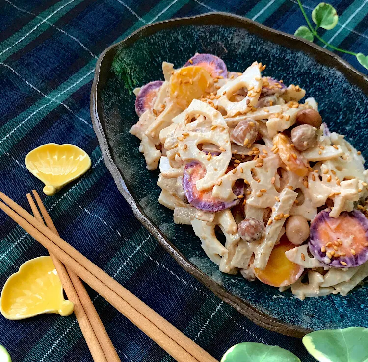 🍁秋の恵み🍂根菜（レンコン 牛蒡 人参）とピーナッツ🥜＋胡麻のサラダ🥗|Hollyさん