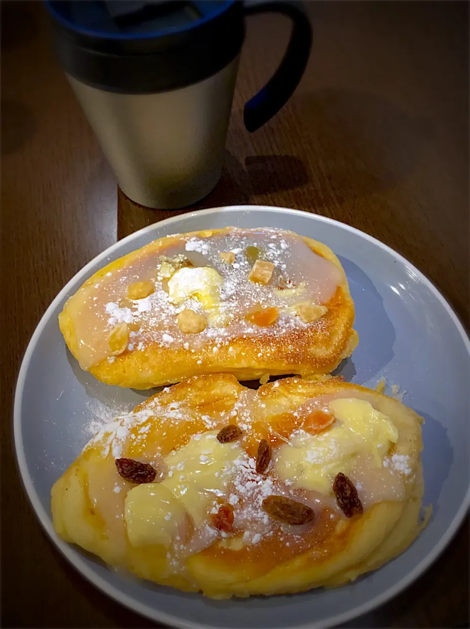 ココナッツミルクとドライフルーツのパンケーキ🥞　パウダーシュガー　バター　コーヒー☕️|ch＊K*∀o(^^*)♪さん