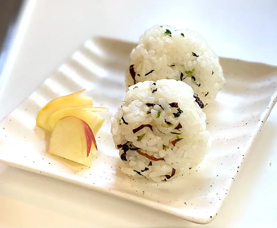 菜飯と塩昆布のおにぎり|かっちゃん杉さん