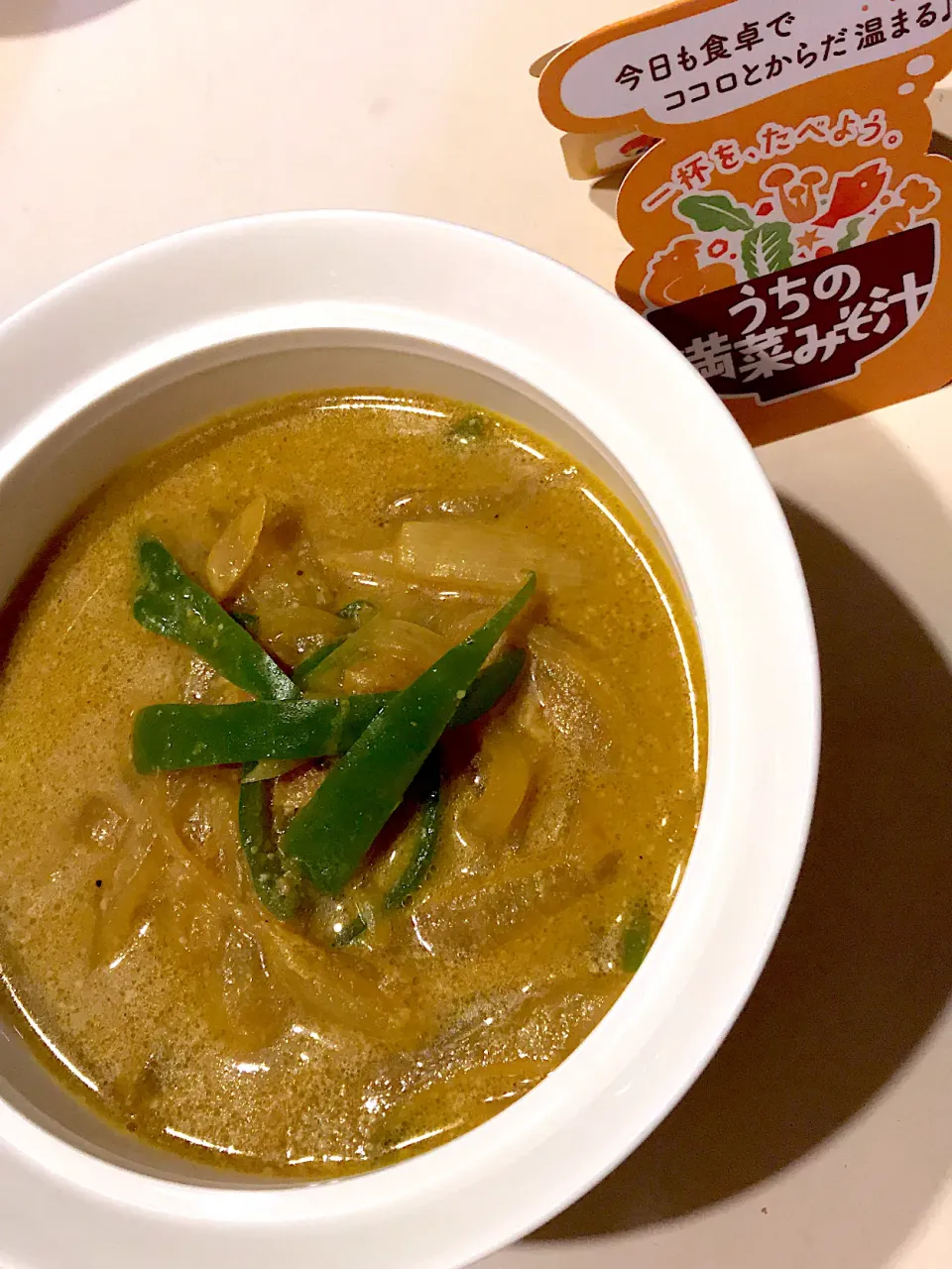 ほんだし×カレー粉でスパイシー豆乳みそ汁〜たまねぎとピーマンとベーコン〜|ノムリエさん