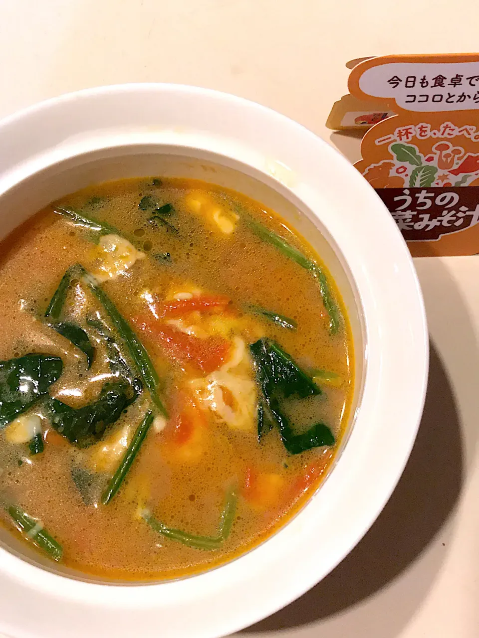 Snapdishの料理写真:トマトの酸味が身体にしみるわ🍅トマトとほうれん草ととろけるチーズのおみそ汁🧀|ノムリエさん