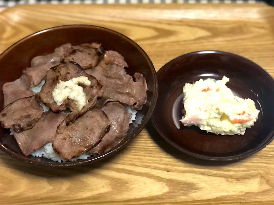 Snapdishの料理写真:☆ねぎ塩牛たん丼 ☆ポテトサラダ|まぁたんさん