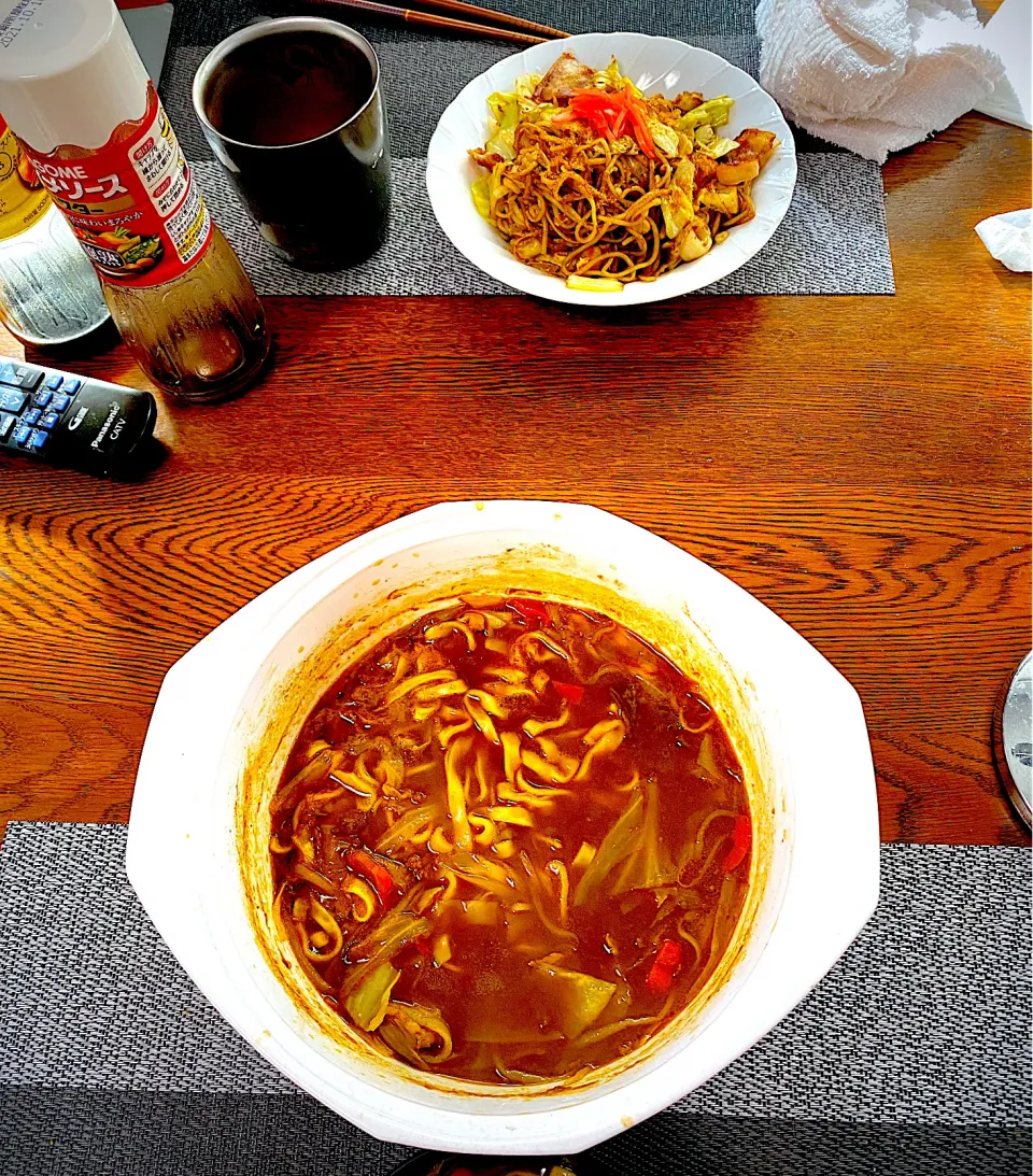 Snapdishの料理写真:昨夜のカレー鍋にうどん、夫にはソース焼きそば|yakinasuさん