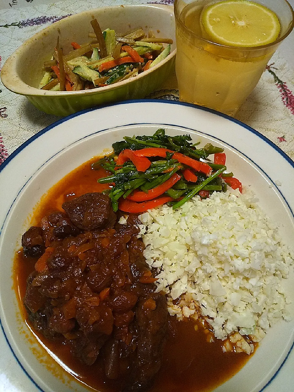 Snapdishの料理写真:今日の晩御飯
※牛すね肉の赤ワイン煮込み
※クレソンとパプリカの黒コショウ炒め
※カリフラワーライス
※きんぴらサラダ
※ハイボール|れあMIXさん