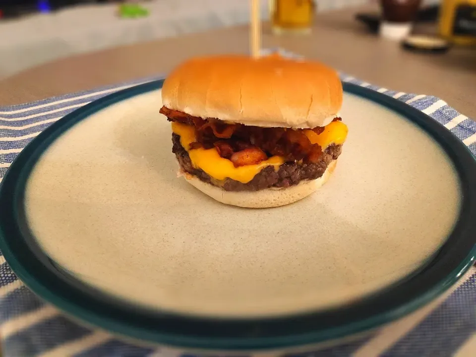 Snapdishの料理写真:Bacon cheeseburger ( チーズバーガー )|Ery_05さん