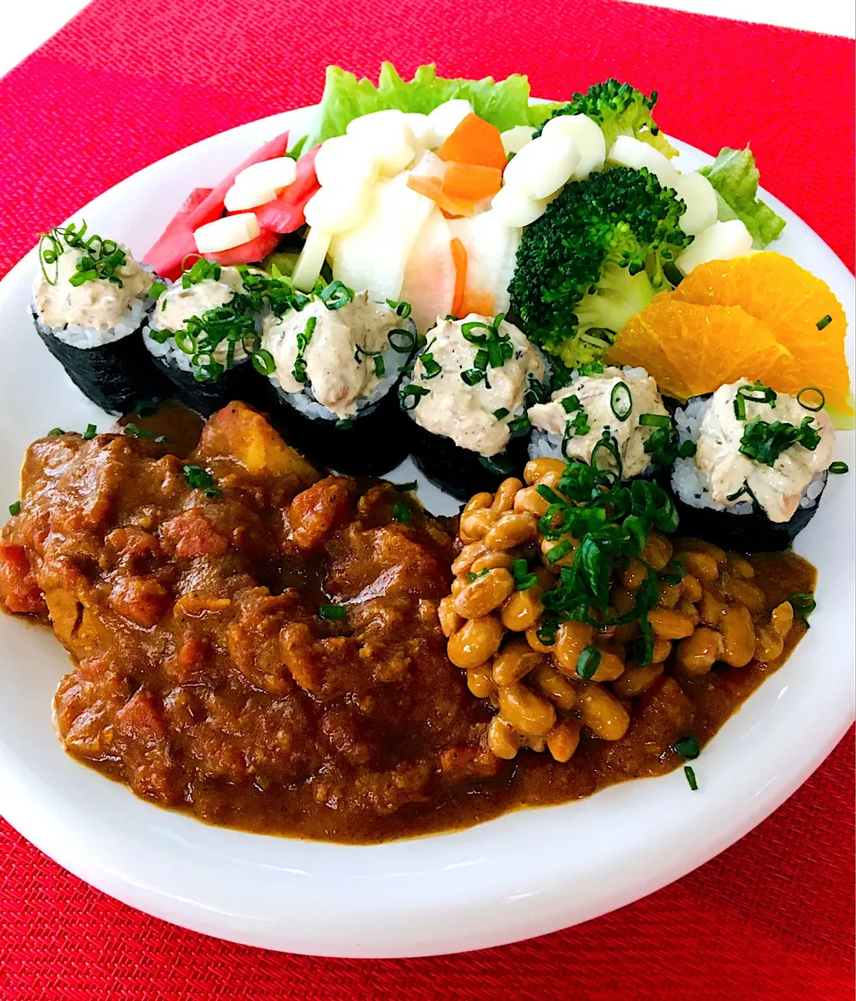 Snapdishの料理写真:朝カレー生活118日目💪😃たっぷり野菜サラダ🥗モッツァレラチーズ、赤かぶ酢漬け、大根人参酢漬け🥕ブロッコリー🥦オレンジ🍊一口海苔巻きザバマヨ乗せ😃チキンとさつま芋🍠のマイルドスパイスカレー🍛納豆添えて😋❤️やっぱり納豆がグッドでした笑笑👍❤️|HAMI69さん